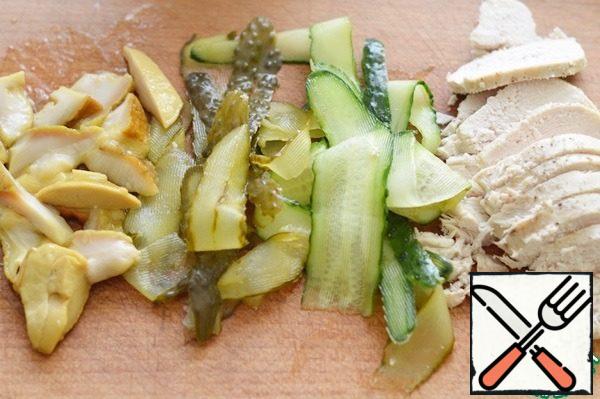 Boil the egg. Peel and cut at random. Celery cut into. Chicken cut into slices. Cucumber strips.
Mushrooms if large cut into.