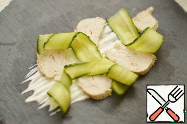 Sour cream mix with mustard, pepper to taste.
On a plate put the sauce on top lay the pieces of chicken, strips of cucumber.