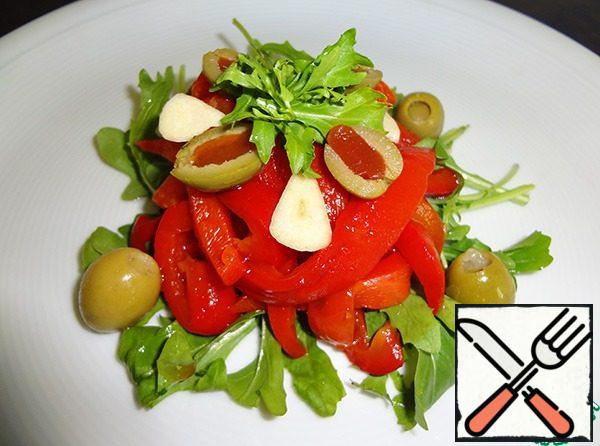 Arugula again.,
put the whole olives on the sides,
on top - halves of olives (I have them stuffed with pepper) and a few plates of garlic (optional).
