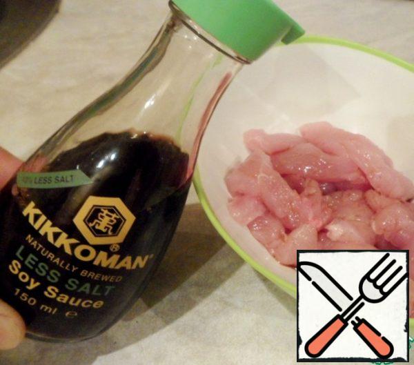 Cut the breast into long, thin strips, pour 1 tablespoon of soy sauce and leave to marinate for 15 minutes.