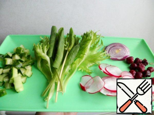 Cucumbers cut into cubes. Salad and sorrel to pick large pieces, onion and radish cut into slices, cherries a bit defrost.