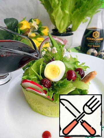 From cucumber slices put the ring, put the salad in it, decorate with quail egg. To submit to it a gravy boat with a jam sauce.