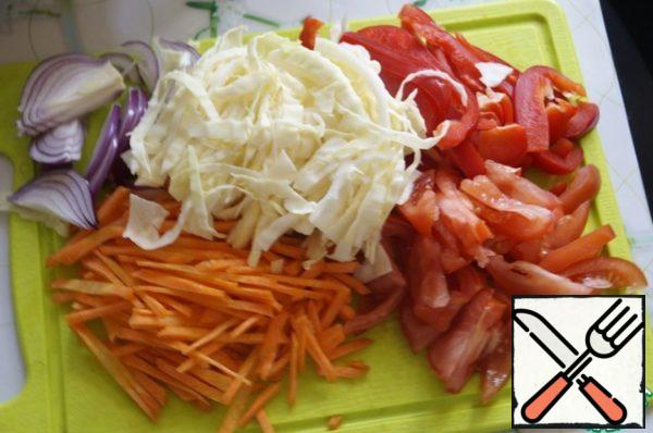 While chicken is marinating you need to chop all of the vegetables. Onions cut into feathers, tomatoes in small slices, bell peppers, cabbage and carrots in thin strips.