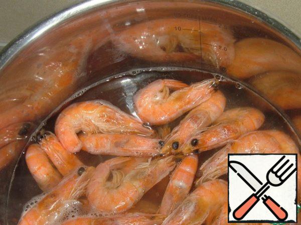 I had a pound of fresh-frozen shrimp. After defrosting and cooking in boiling salt water (literally 1 minute!) and cleaning them left just about 150 grams.