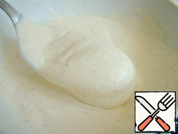 For refueling, you need to take 2 tablespoons of thick cream, pepper well, squeeze out a little (about a teaspoon) of lemon juice and salt.
