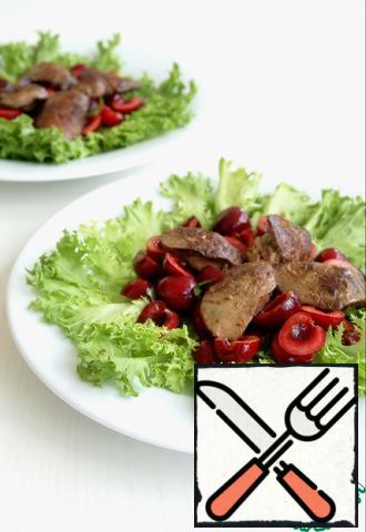 Lettuce leaves (I have a frizette) wash, dry, put on a dish. Then put the pickled cherries and liver. Before serving, pour the salad with balsamic cream.