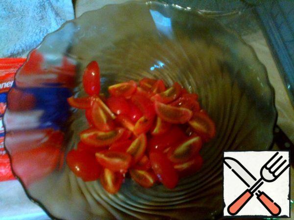 Cut the cherry tomatoes into quarters.
