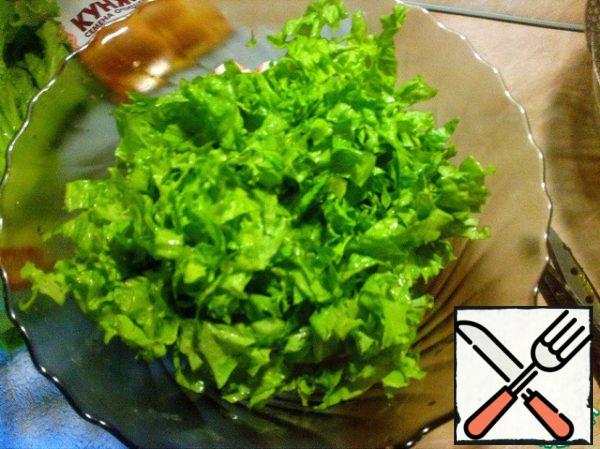 Tear or cut the salad with scissors, as it is more convenient for anyone.
