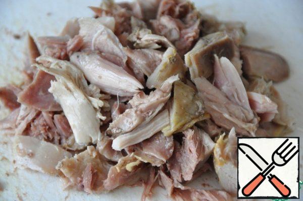 Boiled chicken fillet cut into pieces, I prefer to take the meat from the shins or thighs. I think the Breasts are dry.