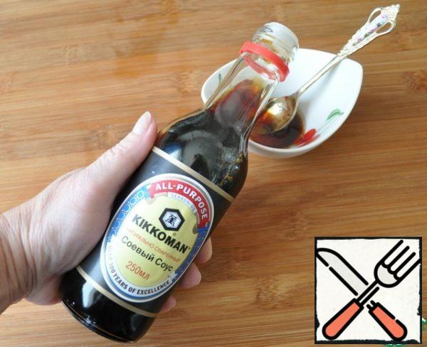 Prepare dressing: mix olive oil, honey and soy sauce.