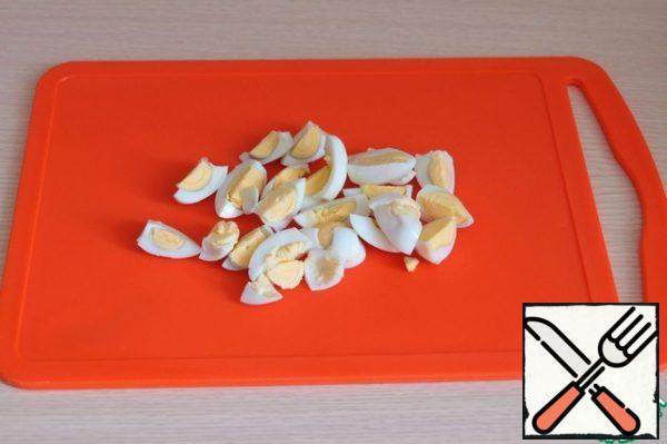 Boil the quail eggs and cut into slices.
