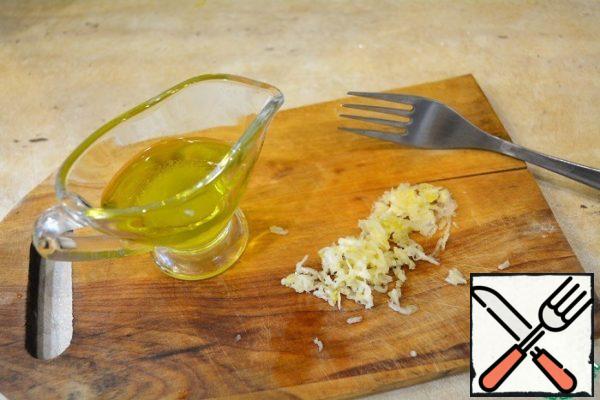 Prepare crackers for our salad - white bread cut into cubes and dried in the oven. Prepare dressing for crackers: oil mix with salt and grated garlic.