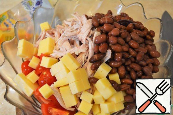 We send everything to a deep salad bowl. Add canned beans.
