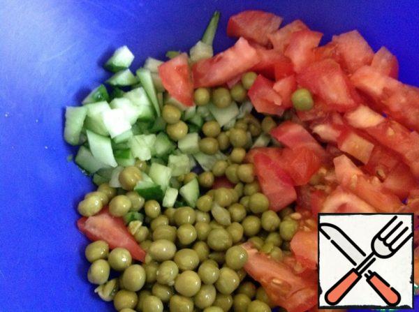 Cut cucumber and tomato into cubes.
With peas drain excess liquid.
Add a pinch of salt and a mixture of ground peppers.