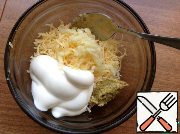 Make salad dressing:
cheese grate on a small grater.
Garlic squeeze through the press. Add mayonnaise and mustard.
Mix the dressing and send to the salad.
