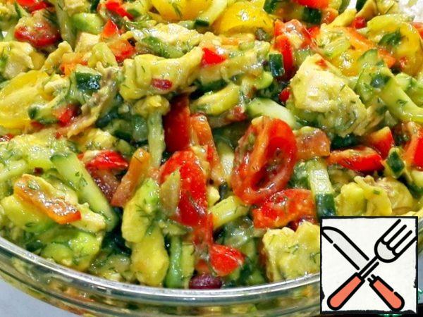 Put on a glove and mix the salad
with your hand.
