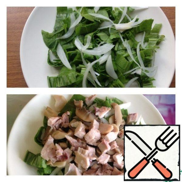 Tear the spinach with your hands or chop it finely. Put it on a plate. Cut the onion into half rings and pour boiling water to remove the bitterness. Put the spinach on top. Place the diced chicken on top. Drain the excess liquid from the mushrooms and add the mushrooms to the chicken.
