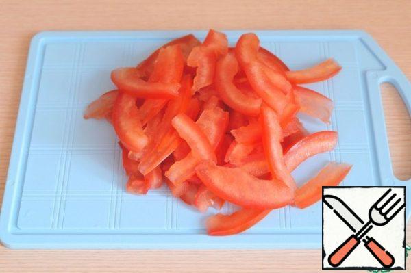 Remove excess moisture from the tomato. Tomato cups, cut into thin strips.