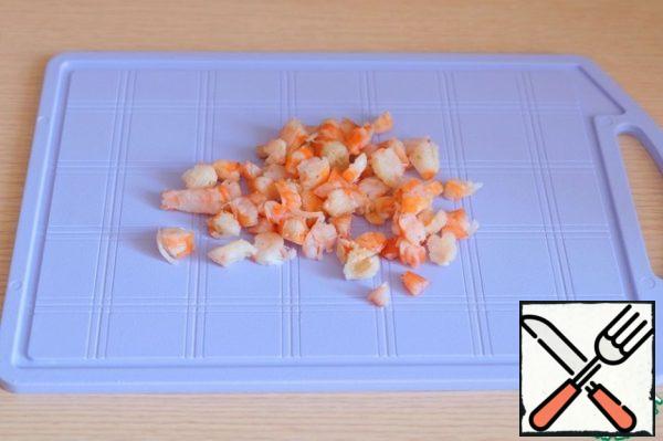 Boil the shrimp, peel it, cut into slices.
