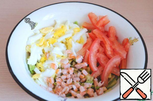 To in a bowl combine all the ingredients of the salad. Add salt to taste. Season the salad with garlic butter (3 tablespoons).