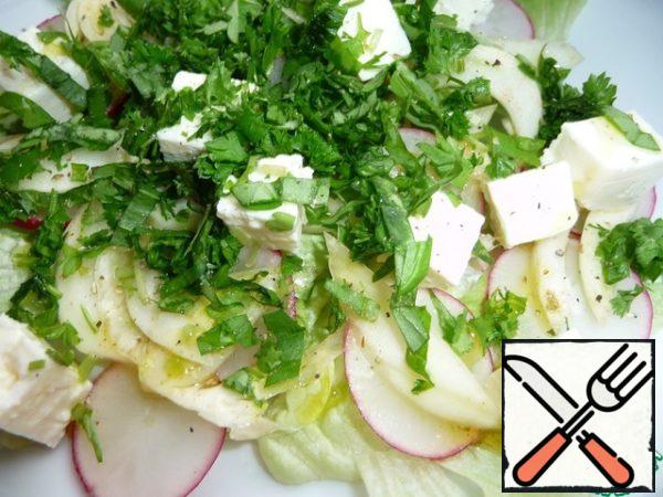 Pepper the salad and season with olive oil. Add salt to taste. I'm not.