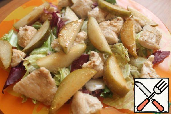Put the salad mix, chicken and pears on the dish and pour the dressing.