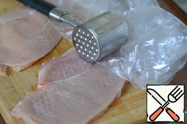 Wash chicken breast, cut in half.
Lightly beat off.