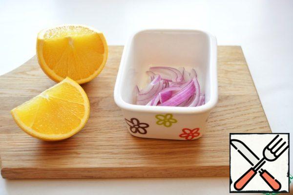Cut the red onion into thin half rings, pour 2 tablespoons of orange juice and, slightly kneading with your hands, leave to marinate for 30 minutes.