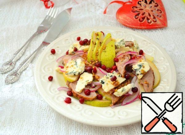 Put slices of pears and duck, red onion on a plate. Cut or break arbitrarily blue cheese and put it on top, also put cranberries on top and pour the dressing.