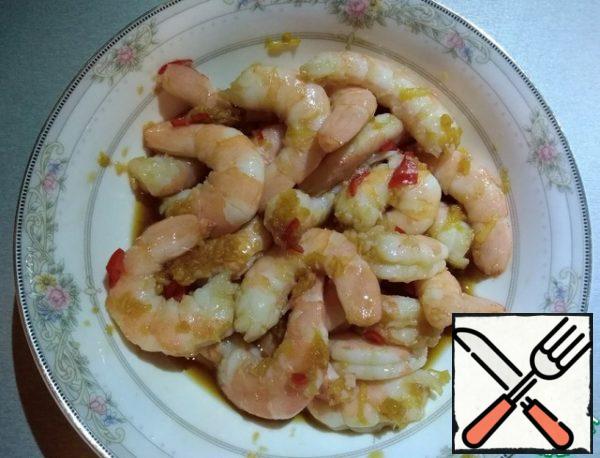 Here's our shrimp. Well them soak in the marinade for 20-30 minutes. In the meantime, prepare other components of the salad.