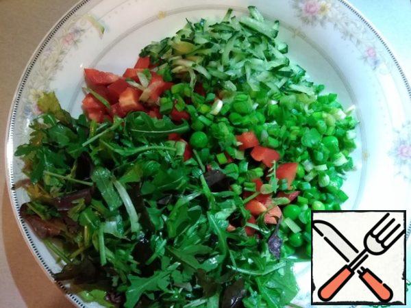 Cut pepper, cucumber, green onion. Lettuce, peas and chopped vegetables put in a large salad bowl.
