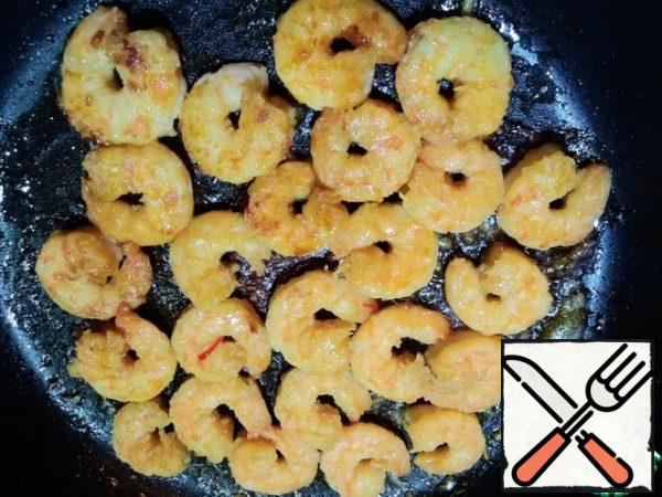 Remove the shrimp from the marinade and fry for 3 minutes. At the same time the marinade bring to a boil in a separate vessel.