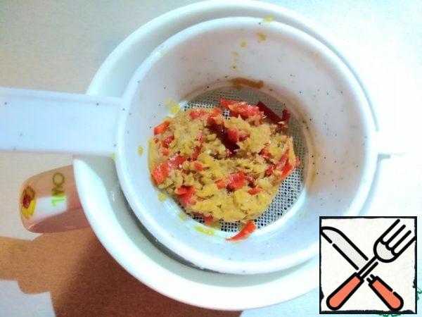 We filter the marinade. Squeeze well. Add olive oil and a drop (1/3 tsp) of teriyaki.
