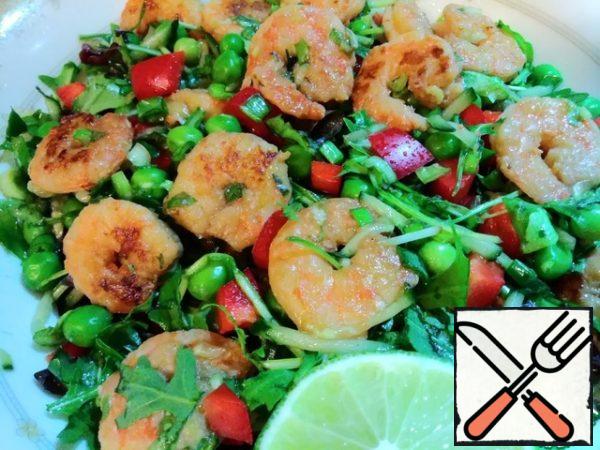 Mix salad, shrimp and dressing. That's beautiful. Salad will not turn out long to keep the delicate leaves of lettuce will not survive. You can make a blank (all separately: vegetables+salad+shrimp+seasoning). 