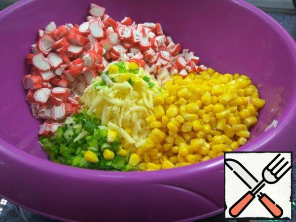 Combine everything, season with mayonnaise (about 4 tablespoons, as much as you like), mix everything and serve. Salt IS NOT NEEDED!