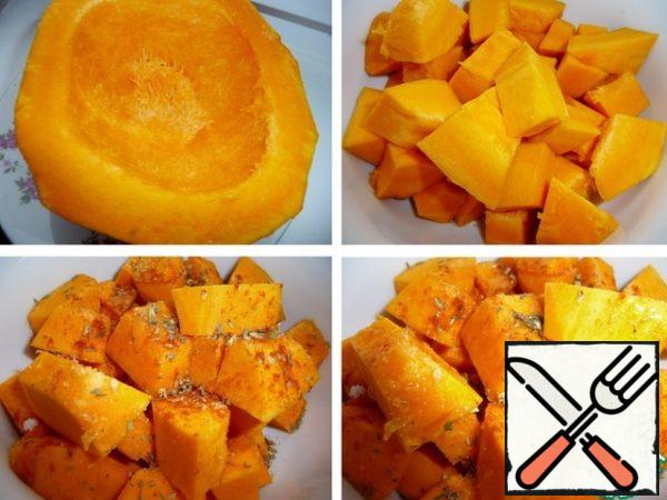 Peel the pumpkin from the seeds and peel, cut into small pieces.
Add a little salt, spices, and red pepper.
