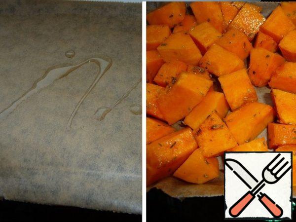 Cover the form or baking sheet with baking paper, grease with vegetable oil.
Lay out the pumpkin in an even layer. Bake in a preheated oven from 180C to 200C for 15-20 minutes, the pumpkin should become soft.
