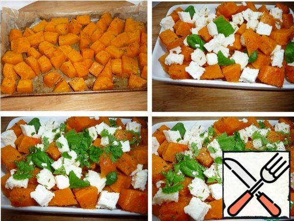 Put the cooked pumpkin on a plate, add feta, parsley, ground black pepper.
