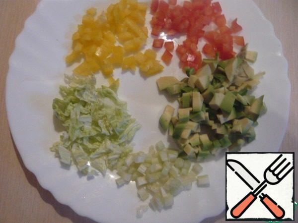 Cut the cabbage into small pieces.
