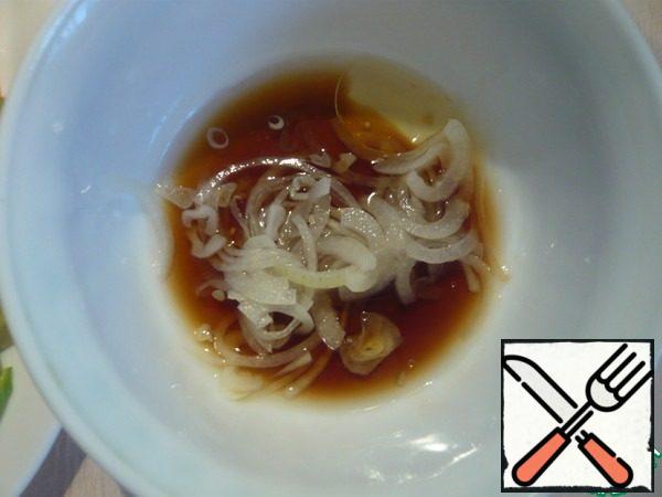 Prepare the dressing: mix Soy sauce with marinated onion and sesame oil.