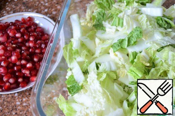 Cabbage cut into thin strips.
A little salt, gently rubbing with your hands.
Pomegranate clean.