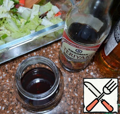 In a small jar to prepare the dressing.
Mix teriyaki soy sauce, rice vinegar and olive oil.