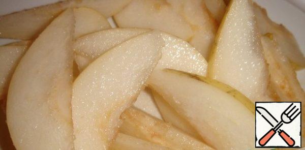 Peel the pears from the core and cut into slices.
