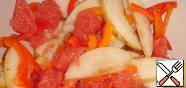 Mix the pears, grapefruit and pepper. Pour the dressing with a mixture of wine vinegar, oil (I have grape seeds), salt and pepper.

