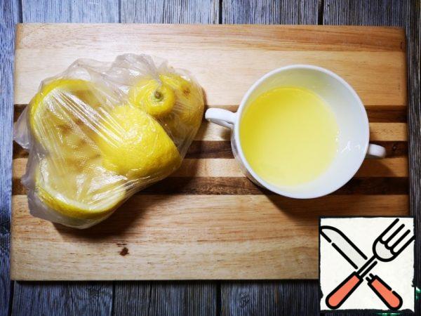 Let's start with the lemons. In order to prevent them from being bitter, we squeeze the juice out of them, remove the bones, and put the skins in a cellophane bag and put them in the freezer.