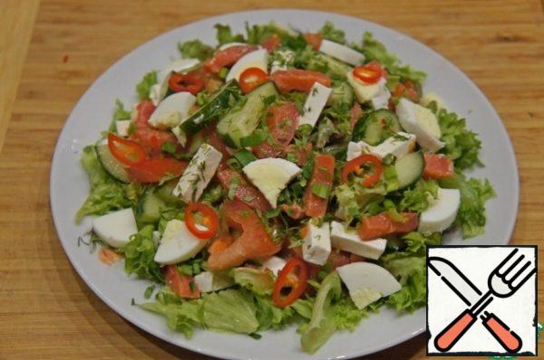 Put the peas on the green lettuce leaves. Garnish with pepper rings and egg slices. And you can do without eggs.