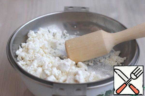 Before you start cooking cottage cheese and egg mass, cottage cheese is a must! wipe through a metal sieve to give the cottage cheese a uniform fine consistency.