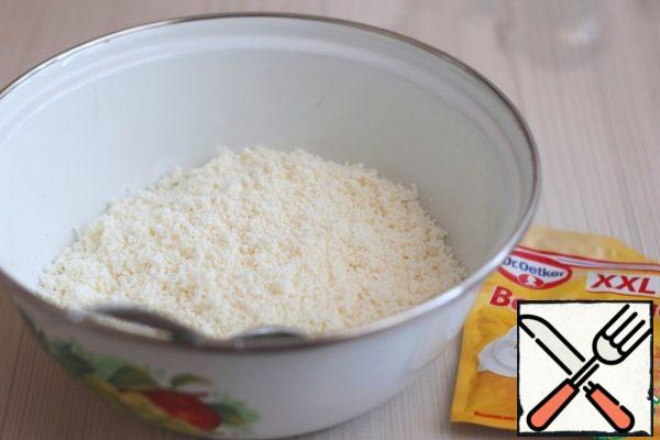 Here is how will look prepared for baking cakes cottage cheese. The structure is homogeneous, fine. Add 1 tablespoon of vanilla sugar to the cottage cheese.