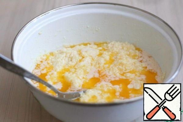 Melt the butter (100 gr.) over low heat, add the melted butter to the curd mixture. Mix the curd mixture well.
