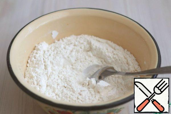 To the total amount of flour (290 gr.), add soda (1 teaspoon without a slide). Mix the dry ingredients.
